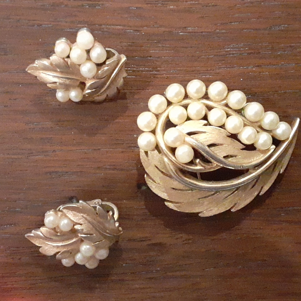 Crown Trifari Brooch/Matching Clip Earrings gold tone metal faux pearls